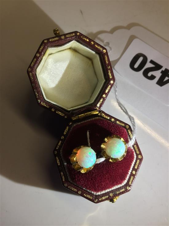 Pair of opal studs 15-18ct